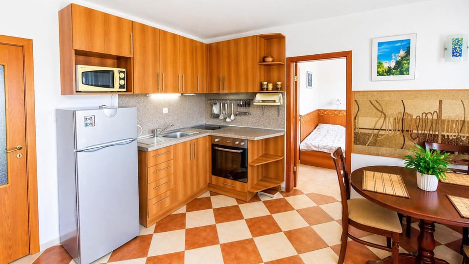 Kitchen or kitchenette, oven, stove