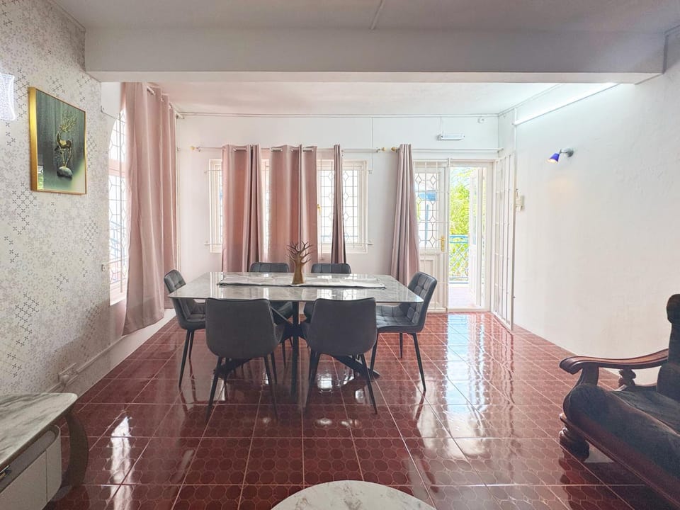 Living room, Food and drinks, Dining area