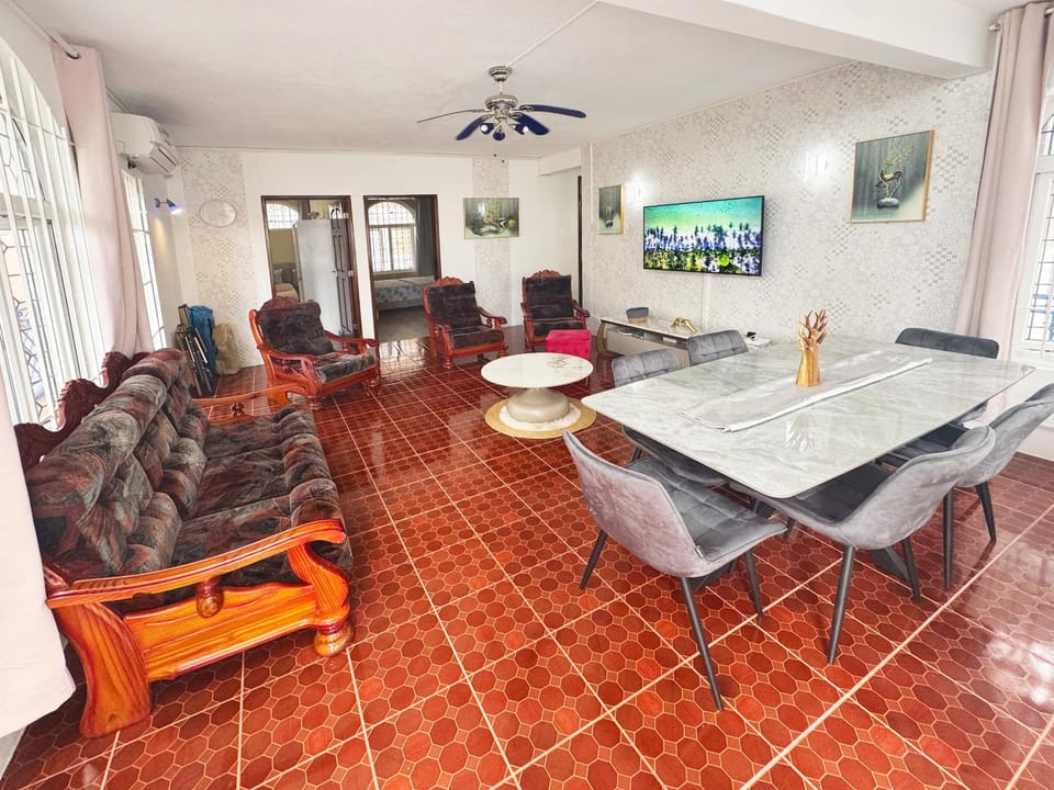 TV and multimedia, Living room, Photo of the whole room, Seating area, Dining area