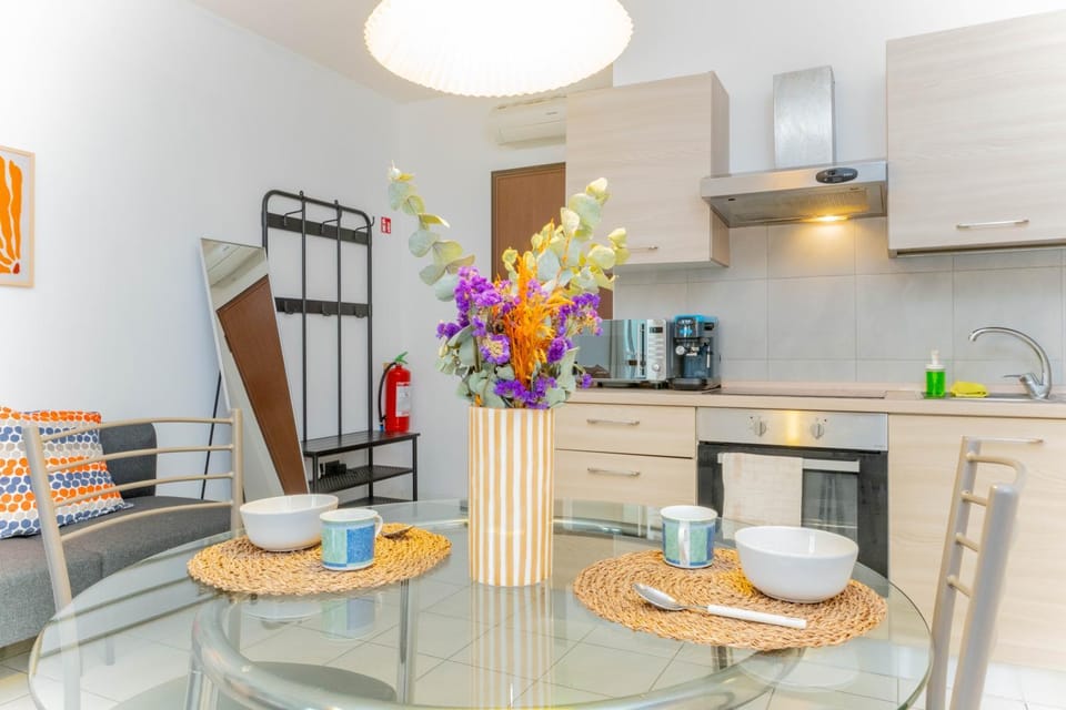 Coffee/tea facilities, Kitchen or kitchenette, Living room, Seating area, Dining area, stove