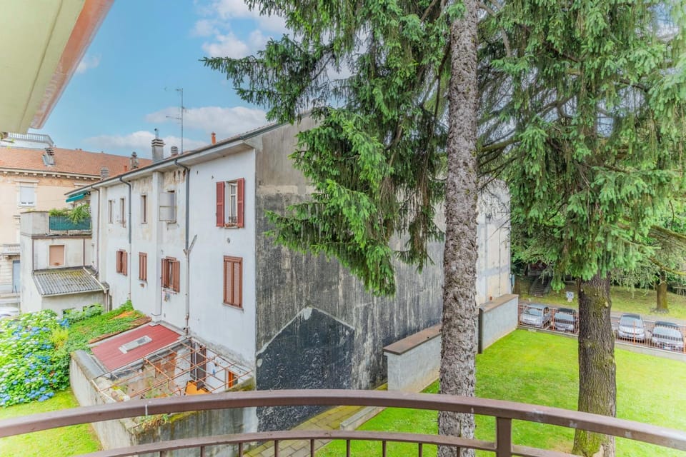 Property building, Day, Garden, Garden view