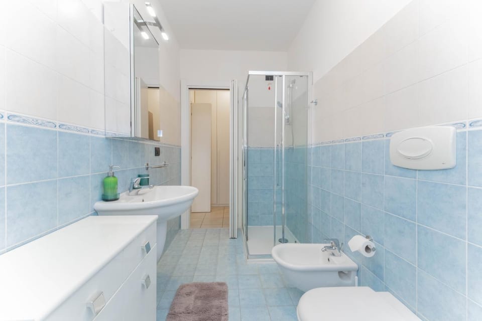 Shower, Toilet, Bathroom, bidet, towels