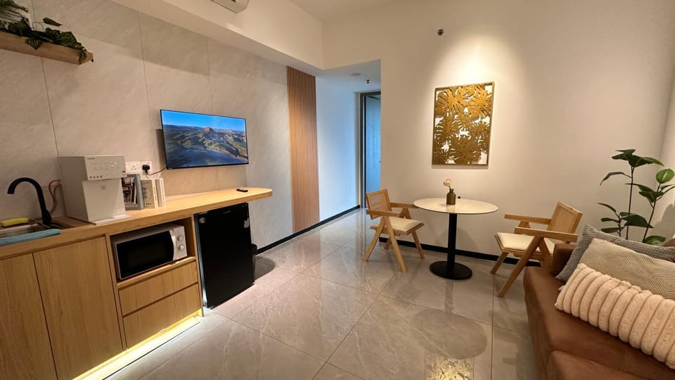 Coffee/tea facilities, Kitchen or kitchenette, Dining area