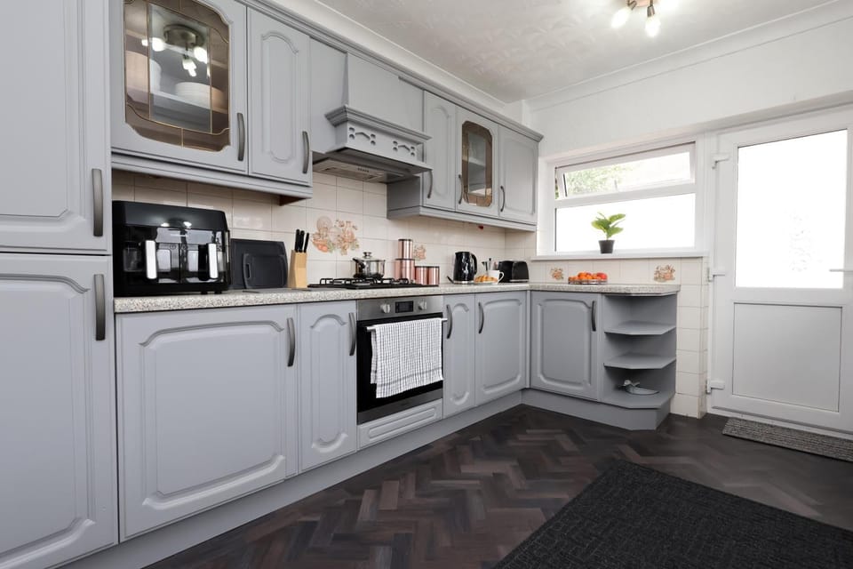 Coffee/tea facilities, Kitchen or kitchenette, oven, pet friendly, stove, toaster