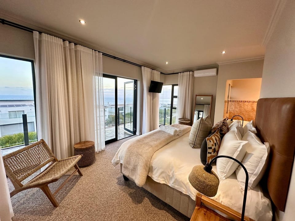Bed, TV and multimedia, Bedroom