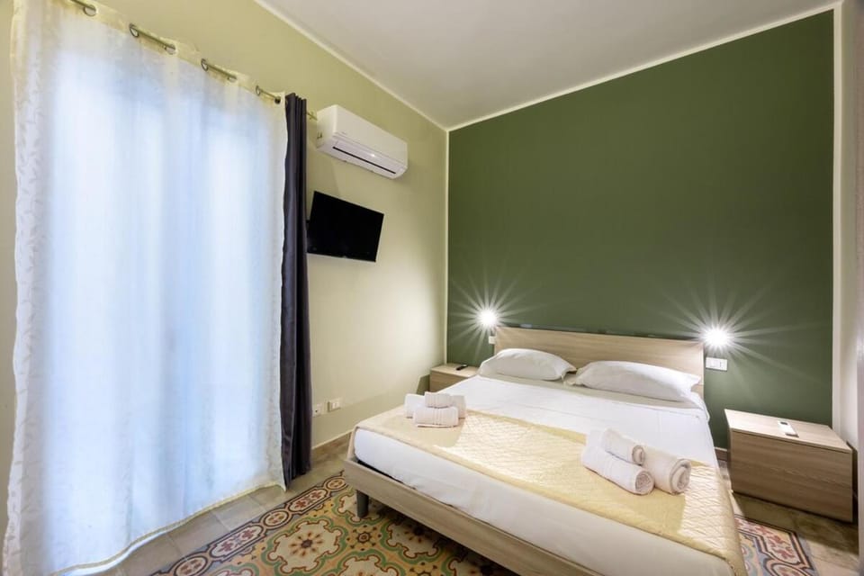 Bed, TV and multimedia, Photo of the whole room, Bedroom, air conditioner