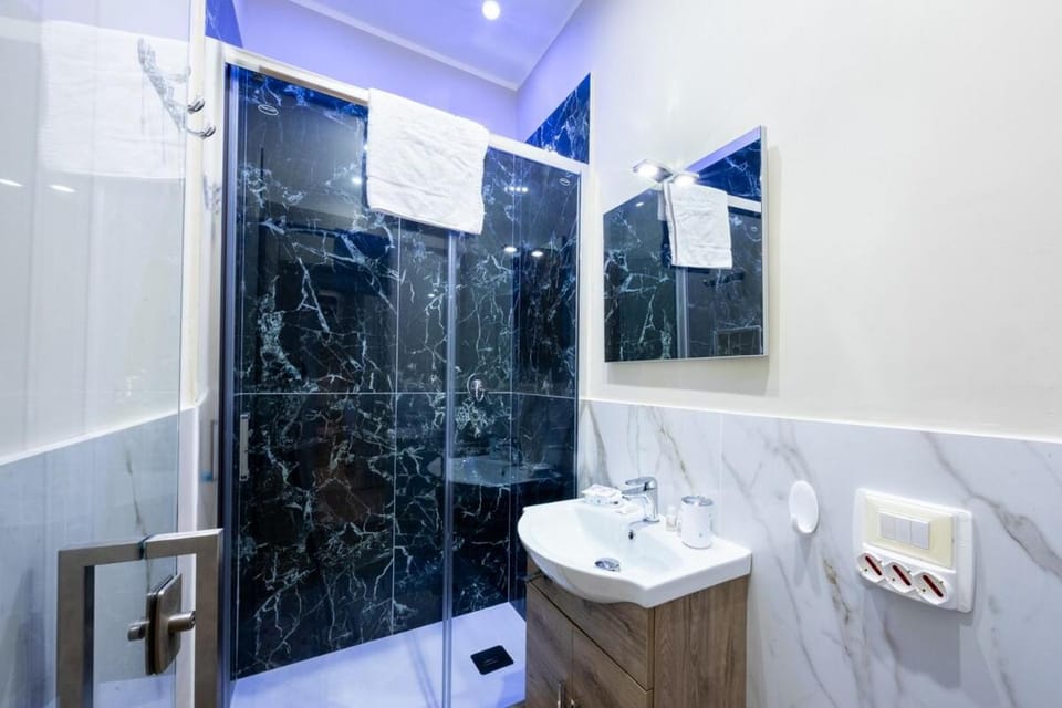 Shower, Bathroom, towels