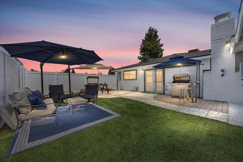 5StarCustomModernKingBedsCleanSpaciousMemorable House in Bakersfield