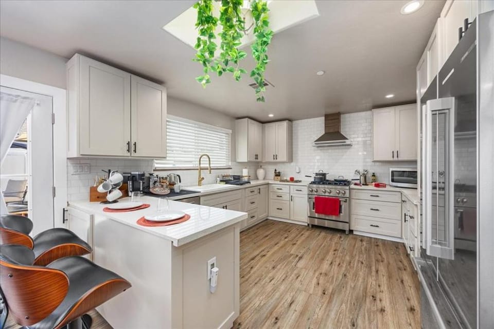 5StarCustomModernKingBedsCleanSpaciousMemorable House in Bakersfield