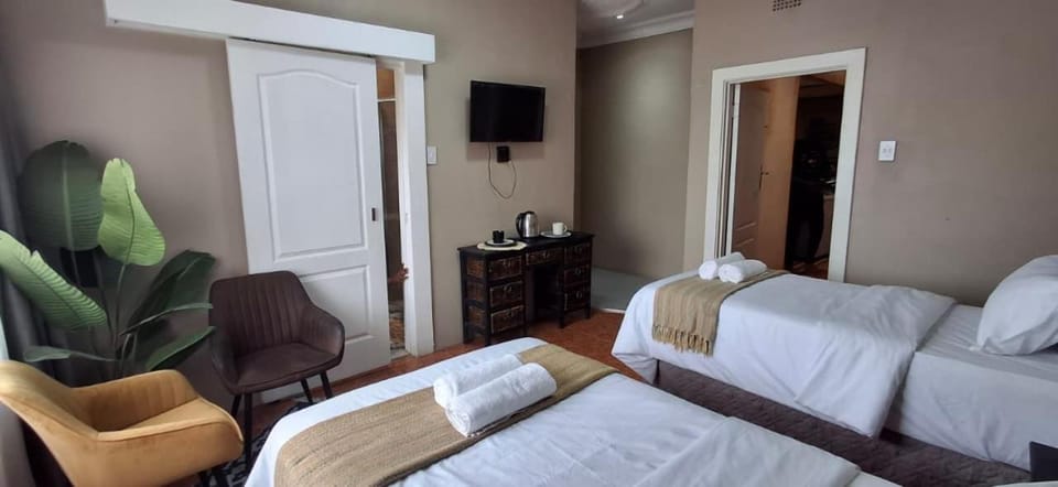 Bed, TV and multimedia, Photo of the whole room