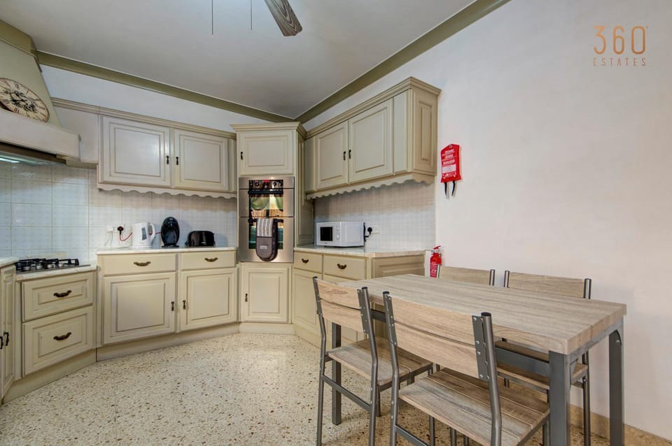 Kitchen or kitchenette, Dining area, fireplace, minibar, oven, pet friendly, stove, toaster