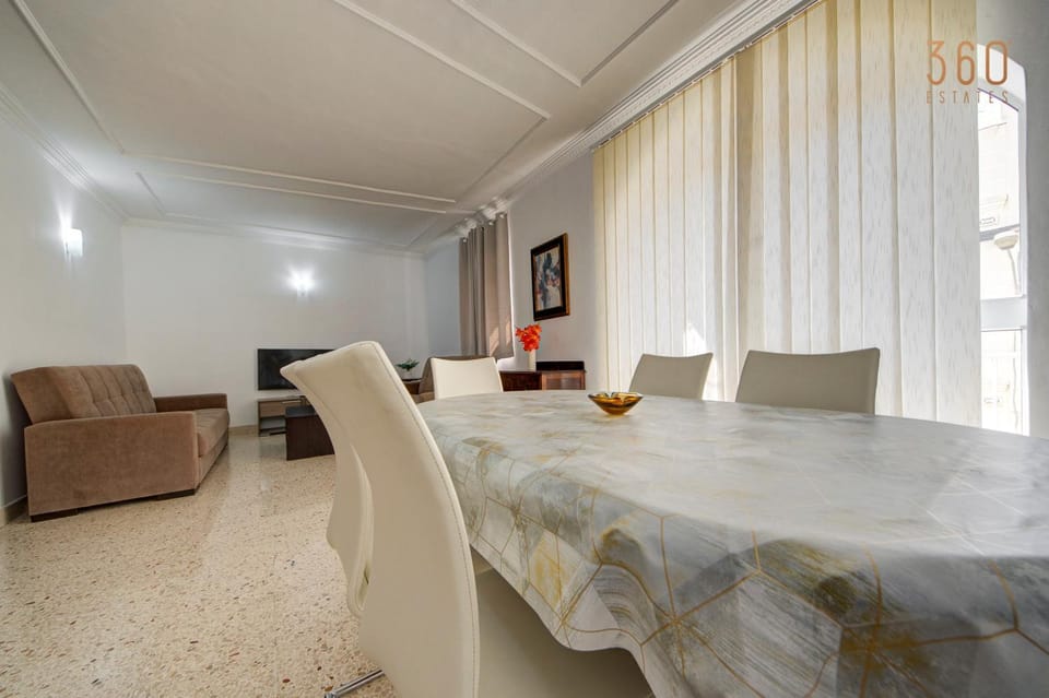 Bed, Photo of the whole room, Seating area, Dining area, Bedroom