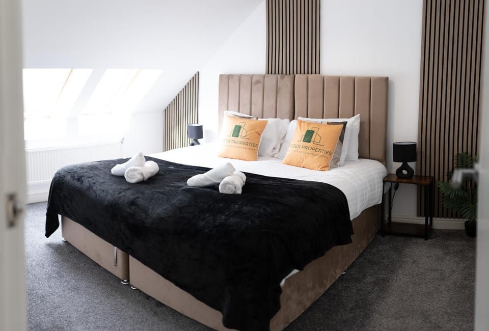 Bed, Photo of the whole room, Bedroom, towels