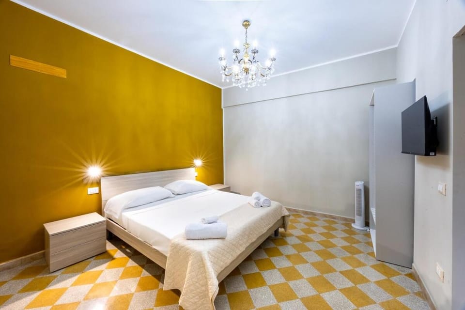 Bed, TV and multimedia, Photo of the whole room, Bedroom
