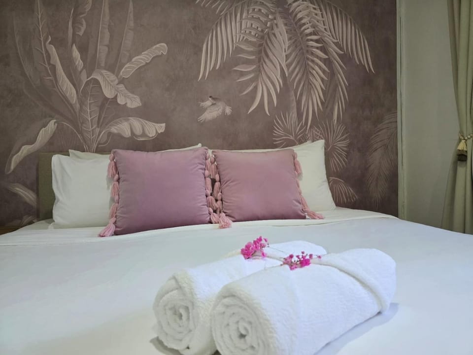 Bed, Bedroom, towels