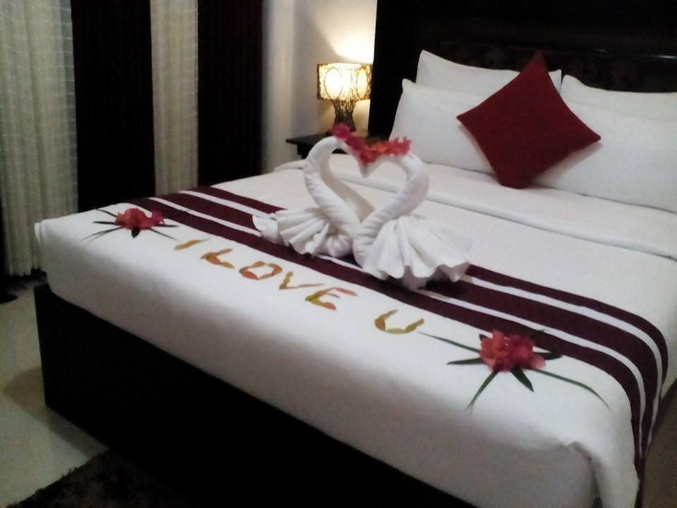 Bed, towels