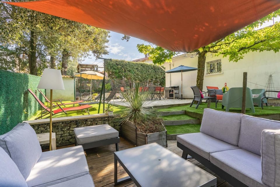 Property building, Balcony/Terrace, Living room