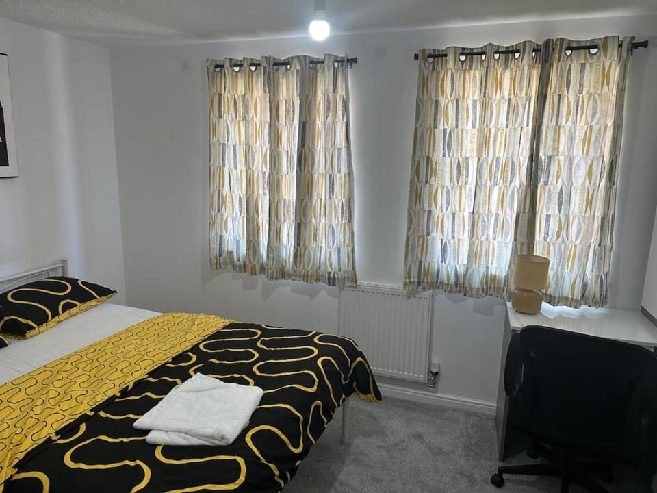 Home Away From Home! Lovely House Near M1 House in Nottingham