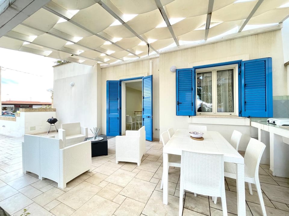 Patio, Living room, Seating area, Dining area