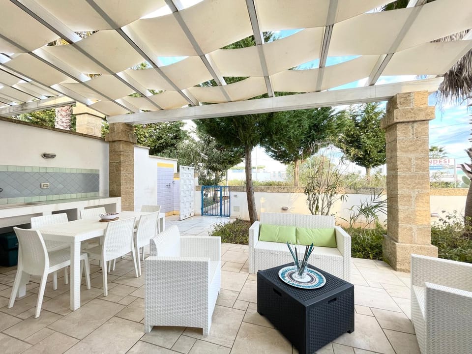 Patio, Day, Garden, Living room, Seating area, Garden view
