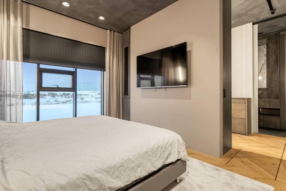 Communal lounge/ TV room, Bed, TV and multimedia, Bedroom