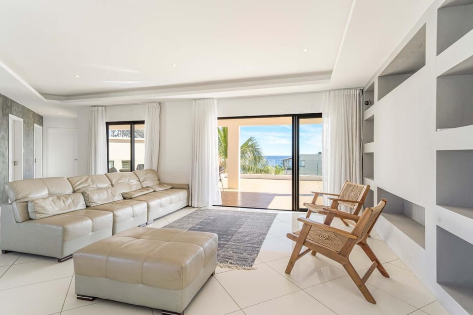 Patio, Living room