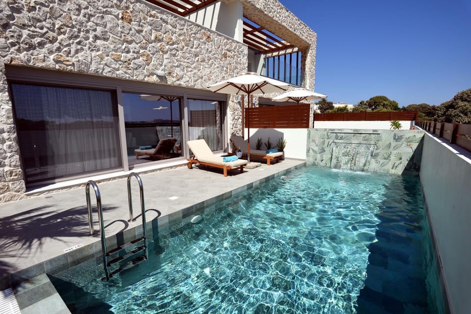 Property building, Patio, Day, Natural landscape, View (from property/room), Balcony/Terrace, Pool view, Swimming pool, sunbed