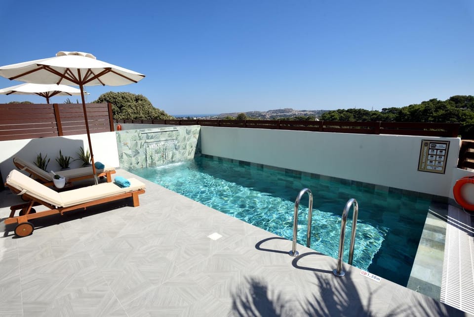 Patio, Day, Natural landscape, View (from property/room), Balcony/Terrace, Pool view, Swimming pool, sunbed