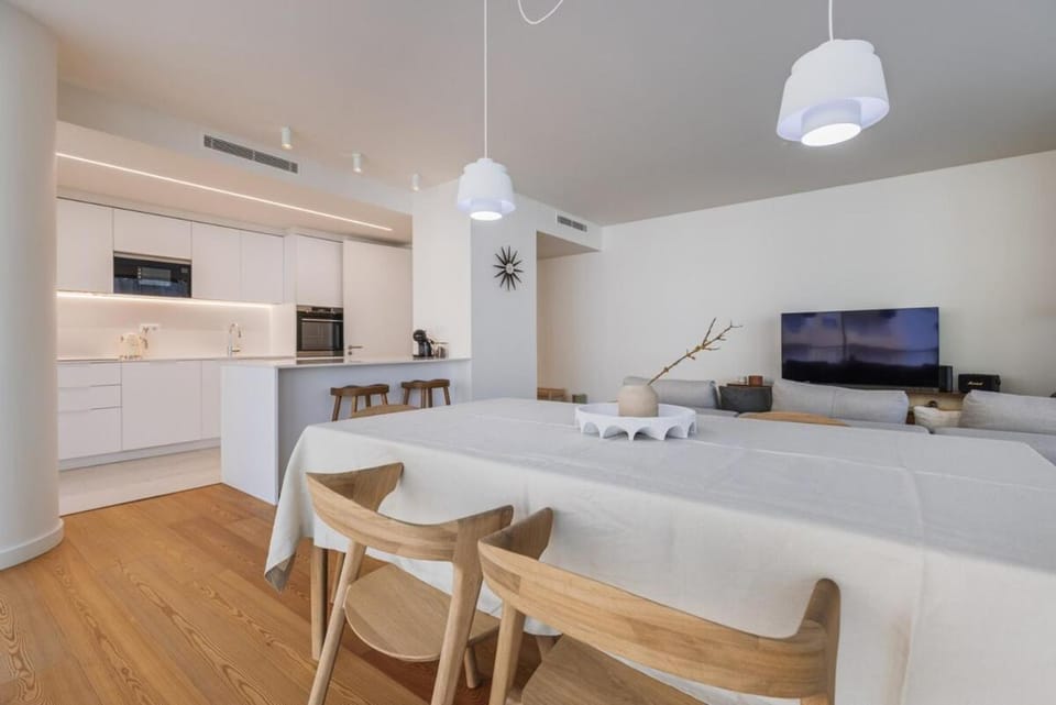 TV and multimedia, Kitchen or kitchenette, Dining area, oven, stove