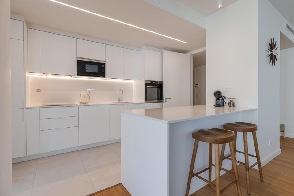 Kitchen or kitchenette, dishwasher, stove