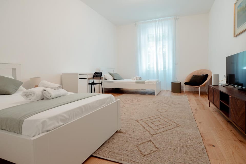 Bed, TV and multimedia, Photo of the whole room, Bedroom