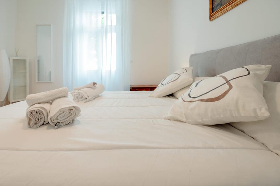 Bed, Photo of the whole room, Bedroom, towels