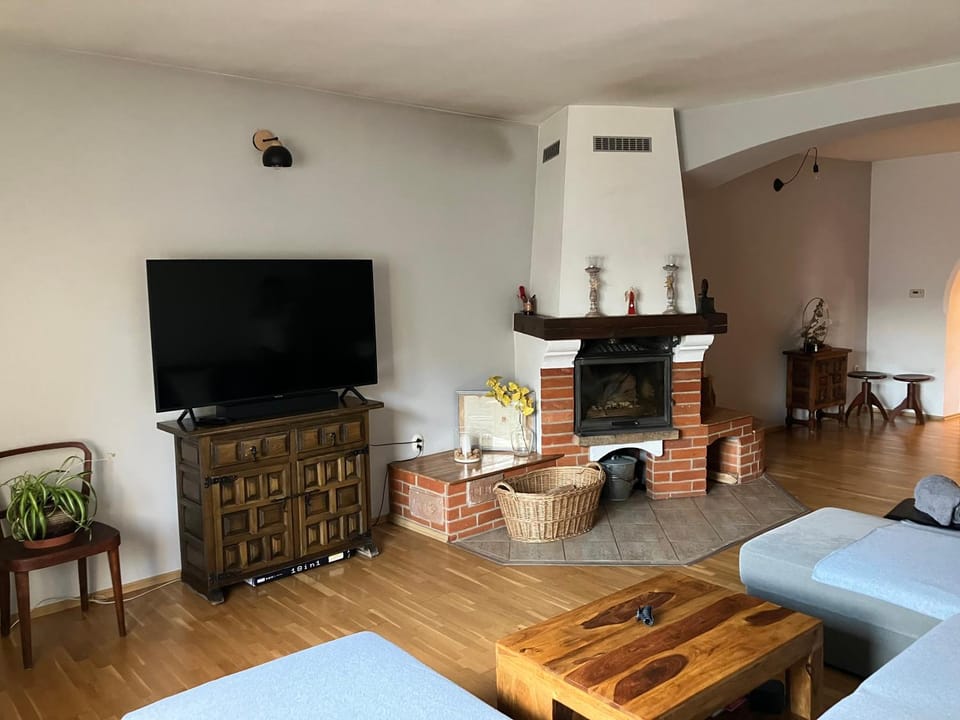 Communal lounge/ TV room, TV and multimedia, Living room, Seating area