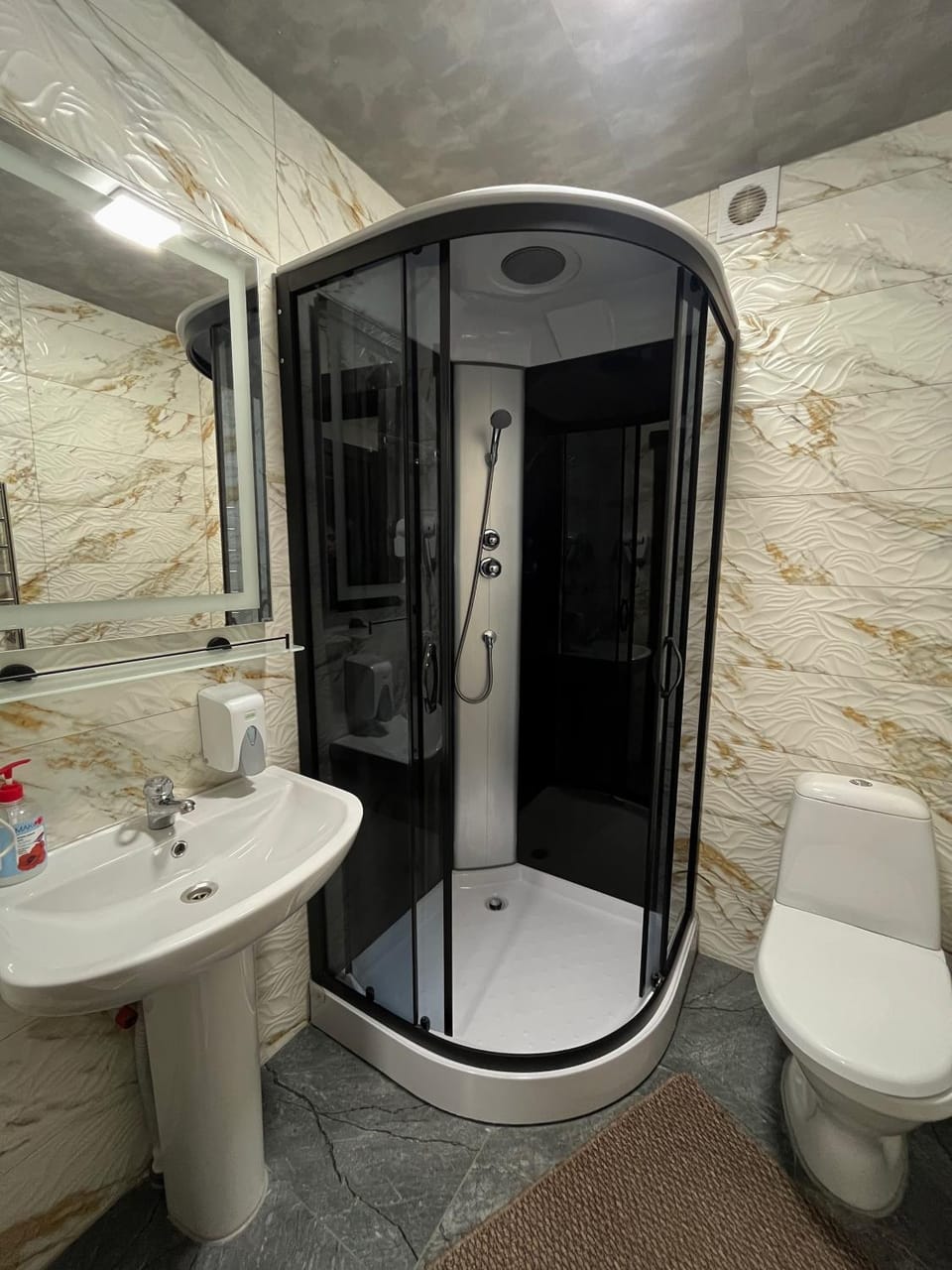 Shower, Toilet