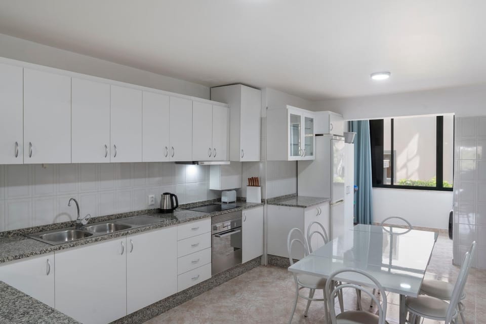 Kitchen or kitchenette, Dining area, oven, stove