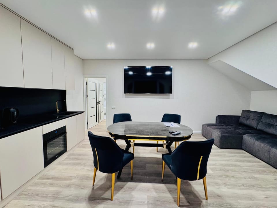 Communal lounge/ TV room, TV and multimedia, Kitchen or kitchenette, Living room, Seating area, Dining area, Evening entertainment, minibar, oven, pet friendly