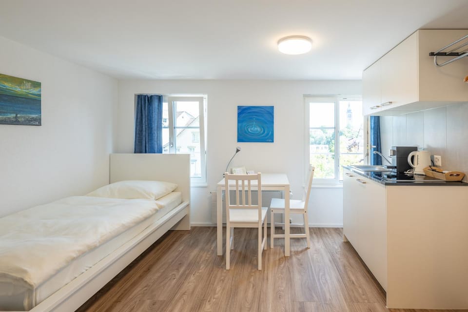 Bed, Photo of the whole room, Seating area, Dining area, Bedroom
