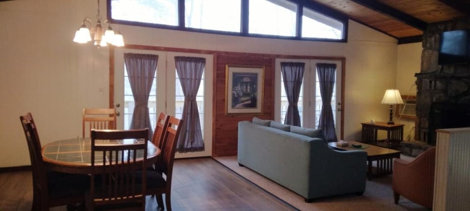 TV and multimedia, Living room, Seating area, Dining area