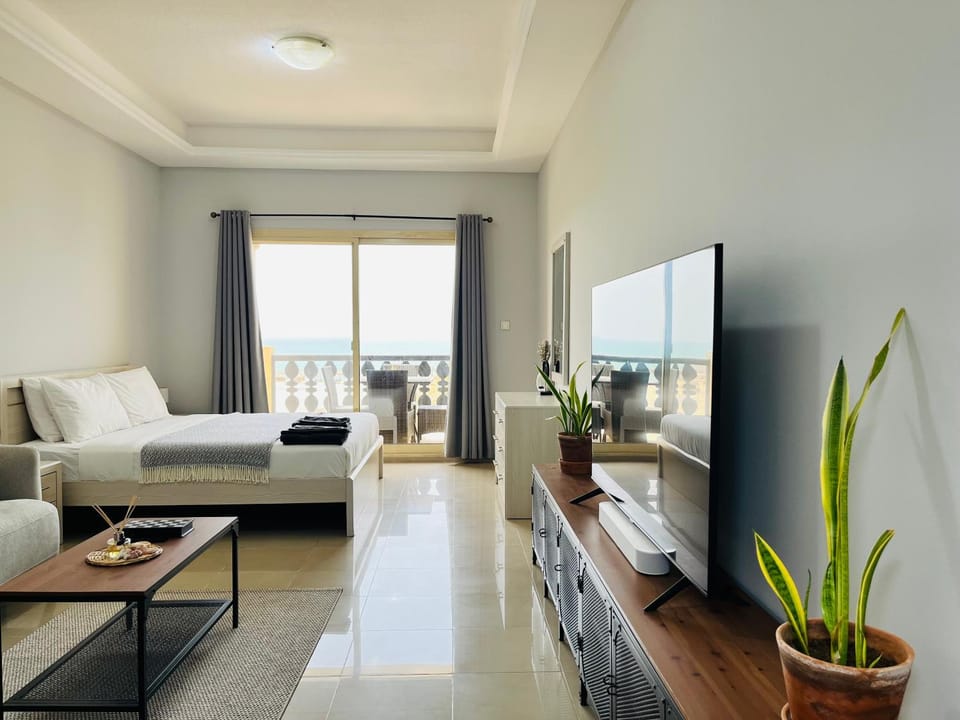 Communal lounge/ TV room, Bed, TV and multimedia, Living room, Seating area, Evening entertainment, Bedroom