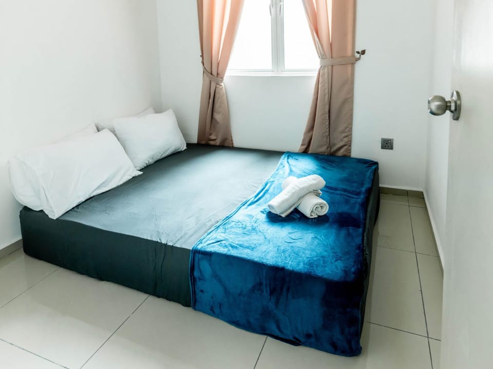 Bed, Bedroom, towels