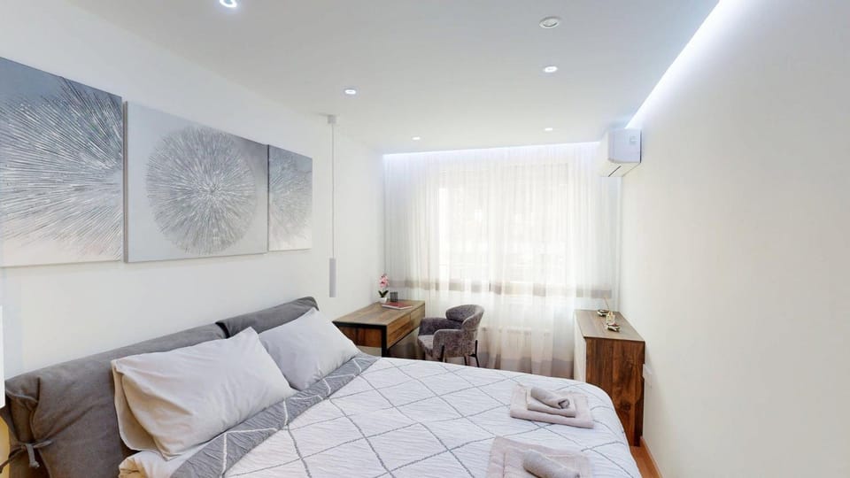 Bed, Photo of the whole room, Seating area, Bedroom, soundproof, towels, towels, wardrobe