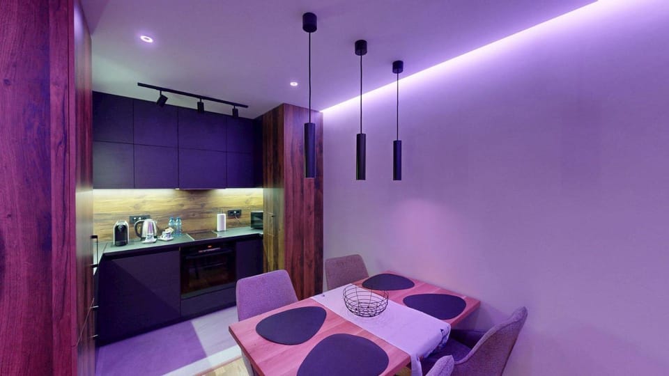 Coffee/tea facilities, Kitchen or kitchenette, Dining area, microwave, minibar, oven, stove