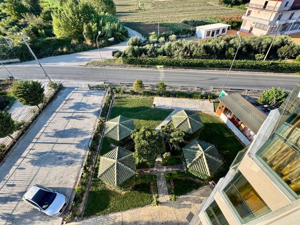 Property building, Neighbourhood, Natural landscape, Garden, Balcony/Terrace, Location