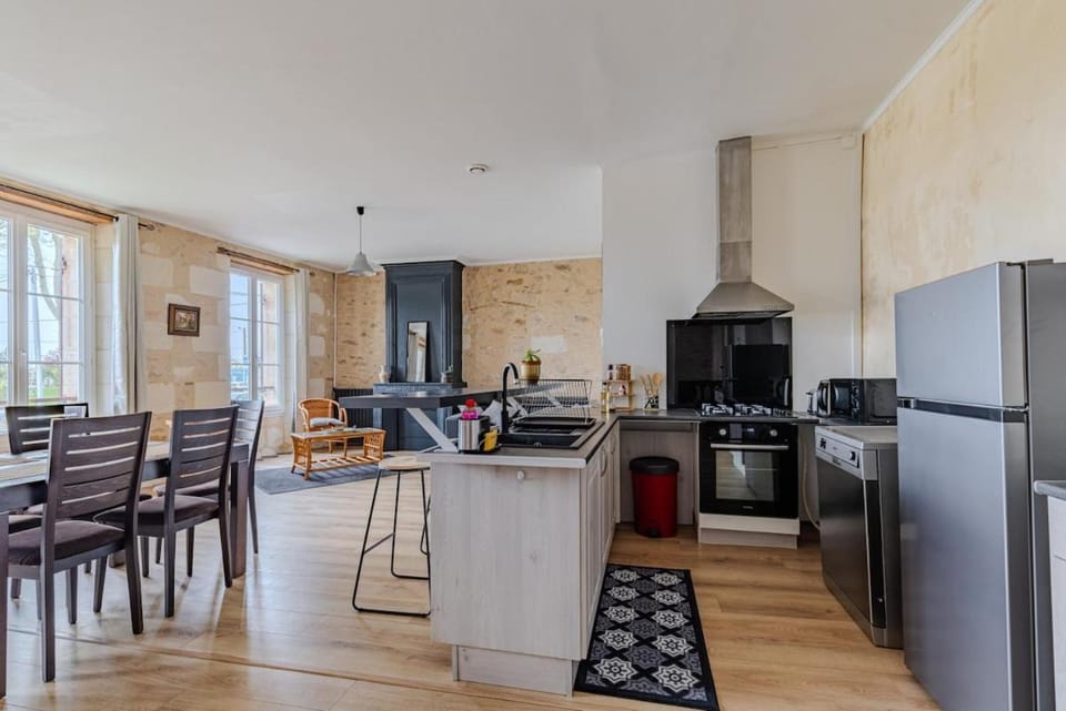 Kitchen or kitchenette, Seating area, Dining area