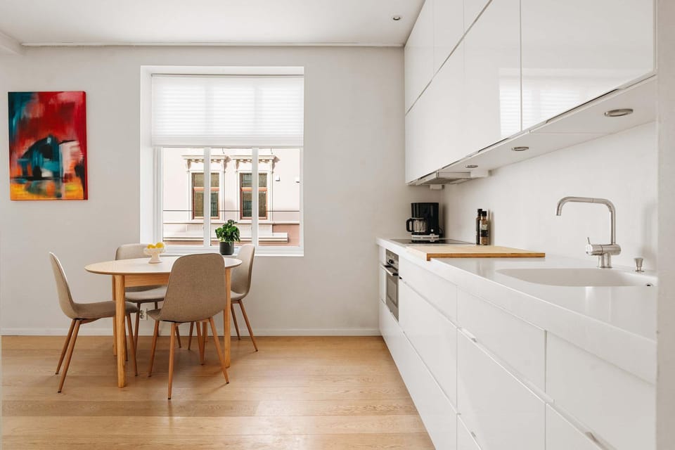 Coffee/tea facilities, Kitchen or kitchenette, Dining area, stove