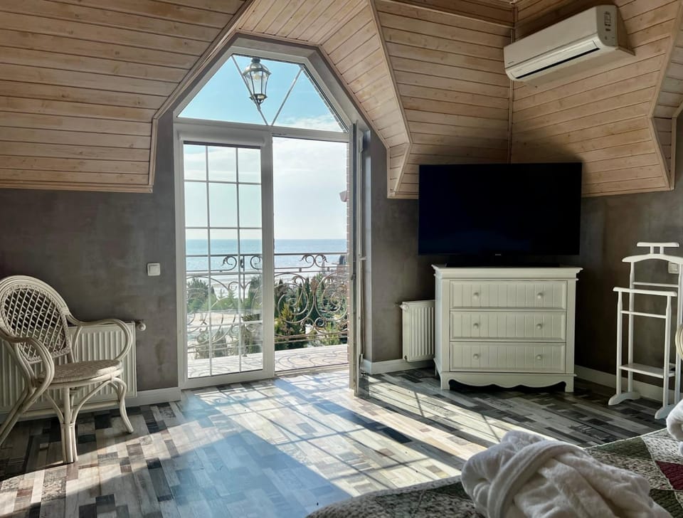 TV and multimedia, Balcony/Terrace, Photo of the whole room, Bedroom