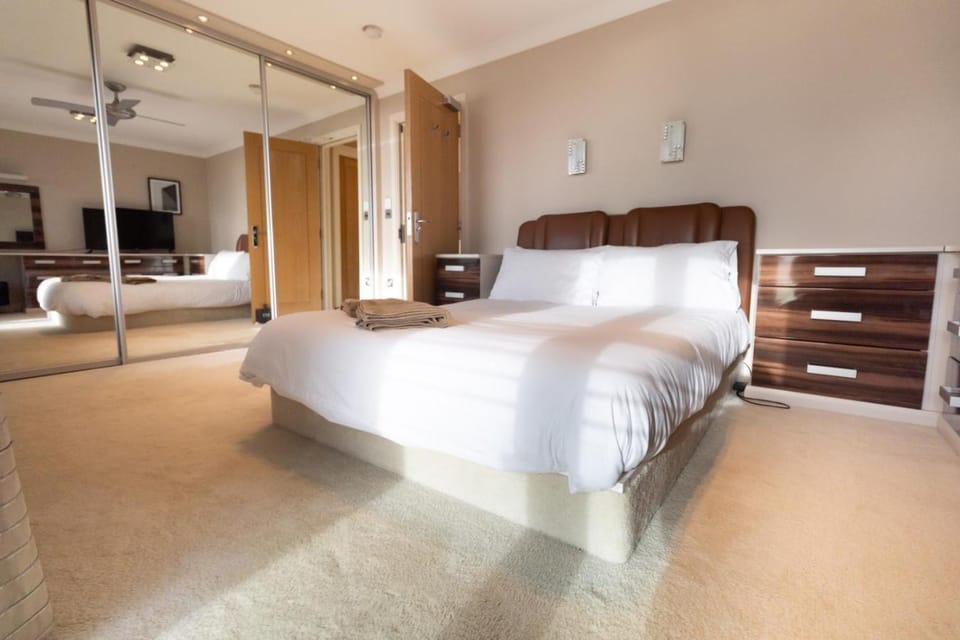 Stunning Swansea Marina beach house with sea views Apartment in Swansea