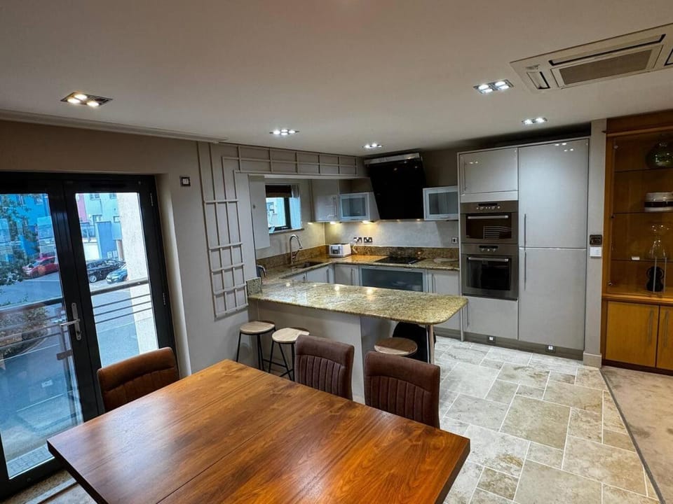 Kitchen or kitchenette, Dining area, oven, stove