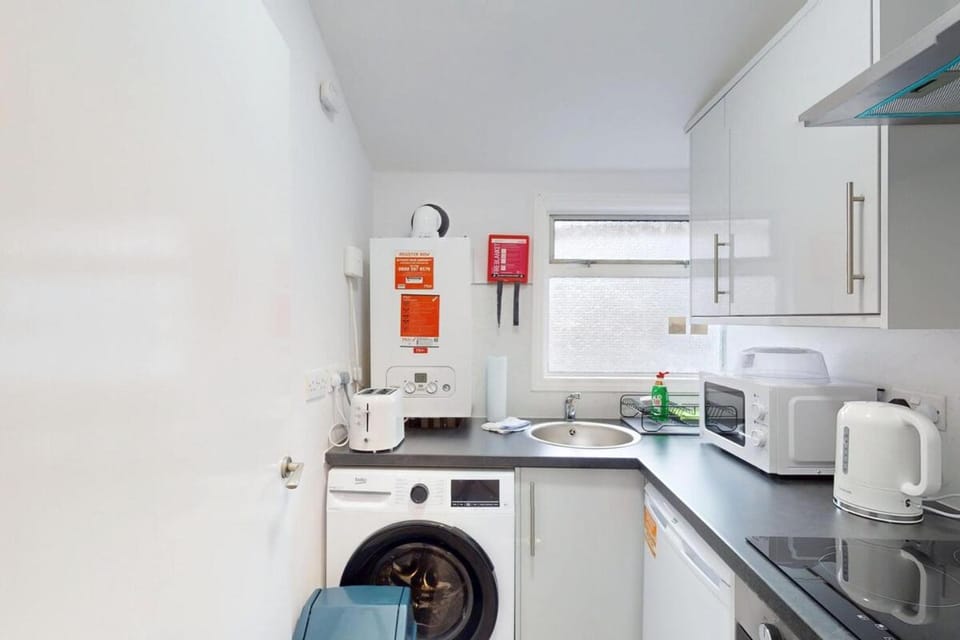 Kitchen or kitchenette, washing machine, dryer