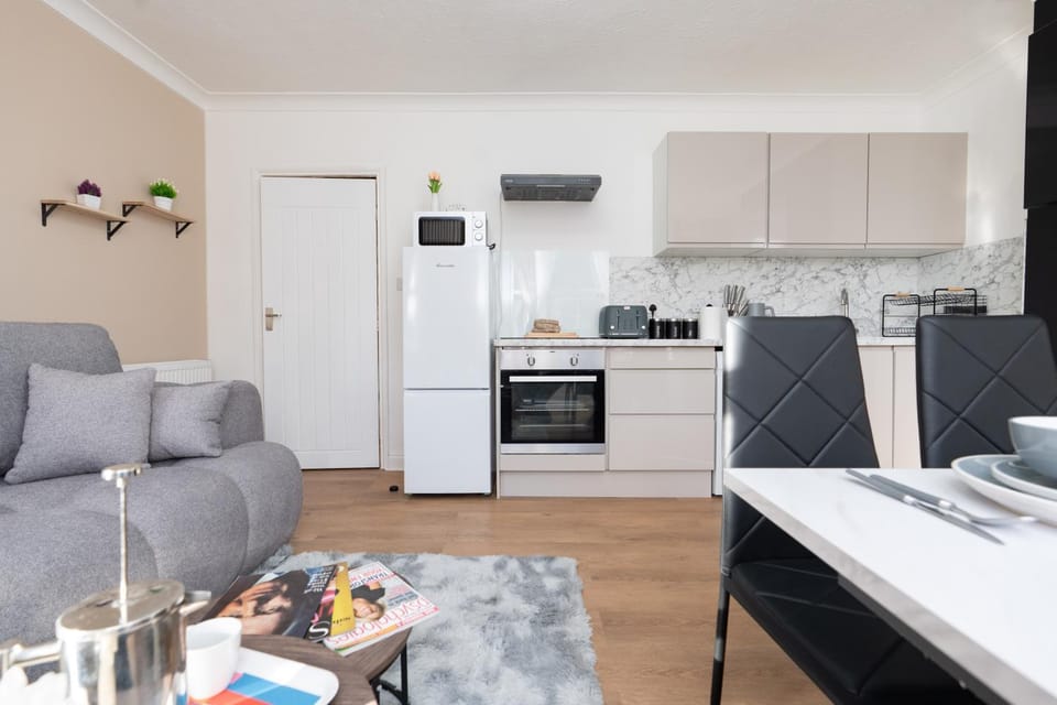 Open Mind Property - Cozy 4BR Flat & 12 Guests Apartment in Arun District